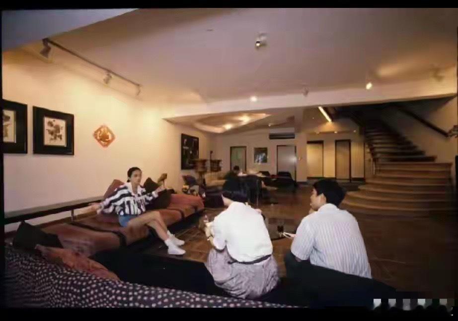 1992年7月30日，梅艳芳在自己家中接受访问好豪华，好漂亮的大house