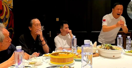 还是老戏骨们低调，饭局上都用矿泉水。