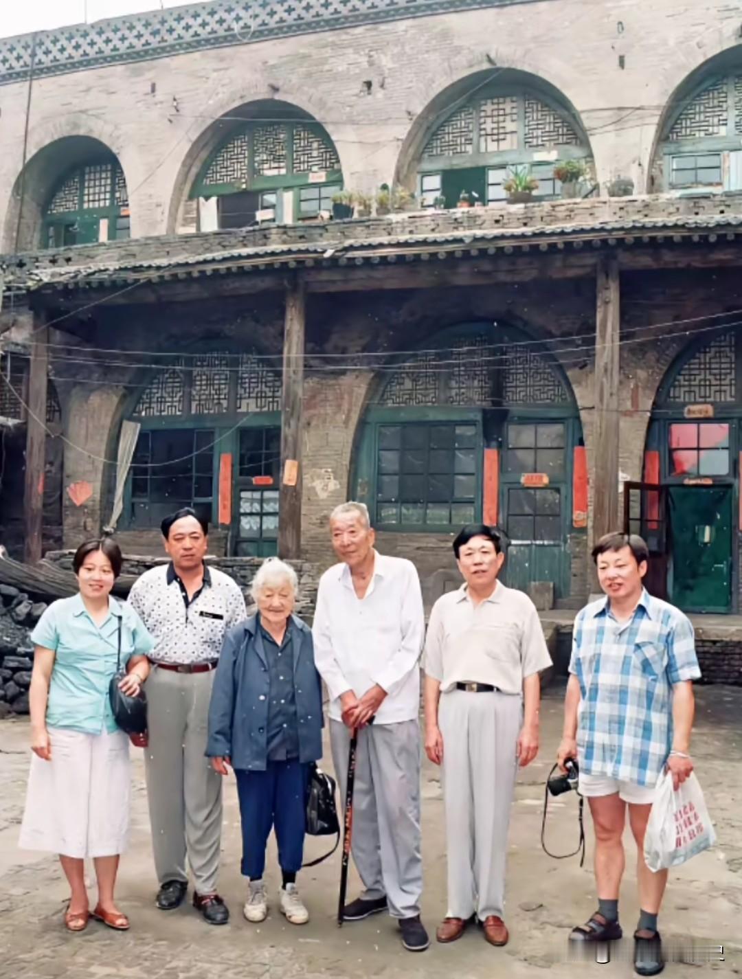 二十四年前，年届耄耋的何泽慧先生回到山西灵石两渡的老宅。在那斑驳的窑洞前，她和