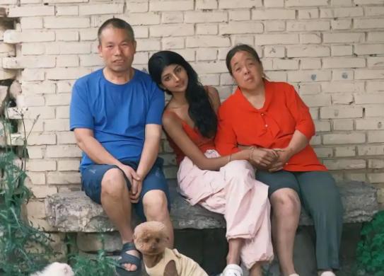 2002年，一对来自河南平顶山的夫妻，在巴基斯坦工作期间，在街头一个废旧纸箱里发