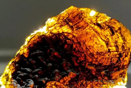 2000年，新疆一位农民在戈壁滩上，发现1颗“天价”陨石，重达一吨以上！本是太空