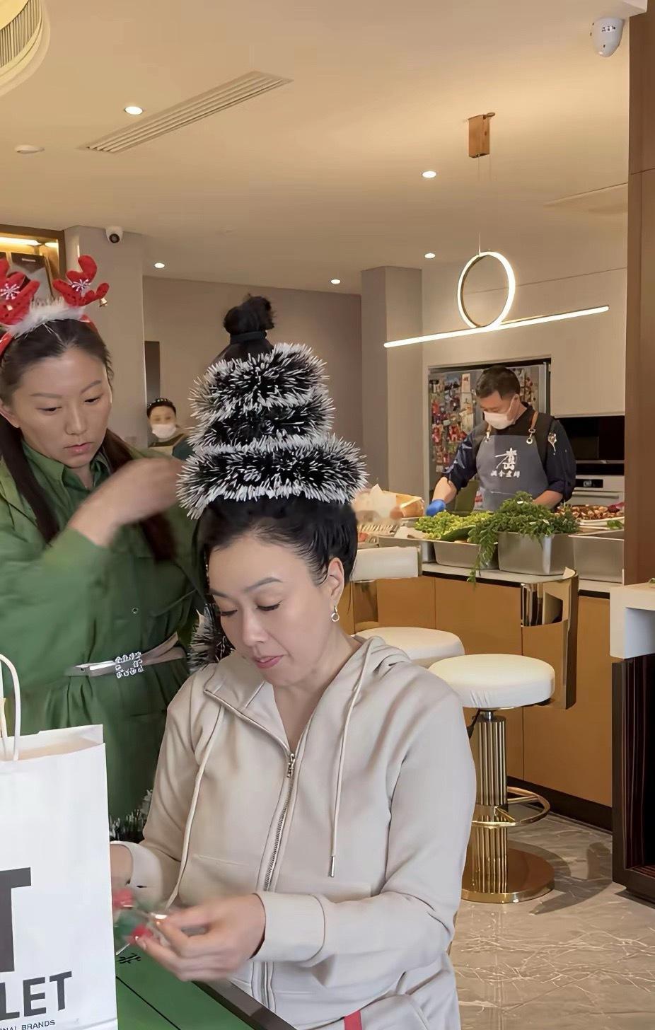 54岁的钟丽缇一家人过圣诞节简直不要太爽了吧！性格开朗的她把头发弄成圣诞树穿着绿