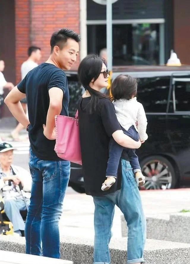玥儿小时候，她爸爸真是宠爱她宠到不行，捧在手心那种！真的，如果大s一直在北京，