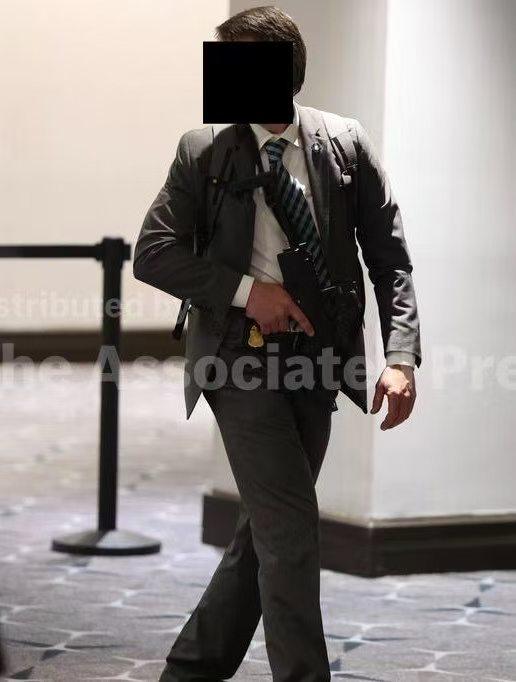 美国白宫记者协会晚宴遭枪手袭击，最震撼的一幕，枪手拿着霰弹枪冲进大厅的时候，周围