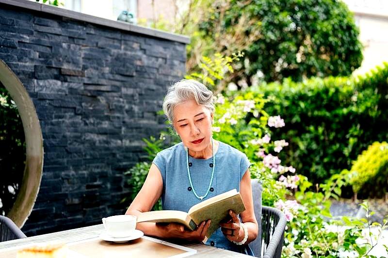 当女儿住院待产时，她在病房外守着。女儿、女婿同亲家母聊得热闹，始终没瞥她一眼。