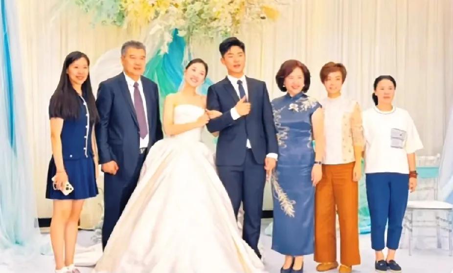 家人们！刷到李隼指导女儿婚礼的全家福啦🎉李导今天简直幸福冒泡～四个闺女齐齐