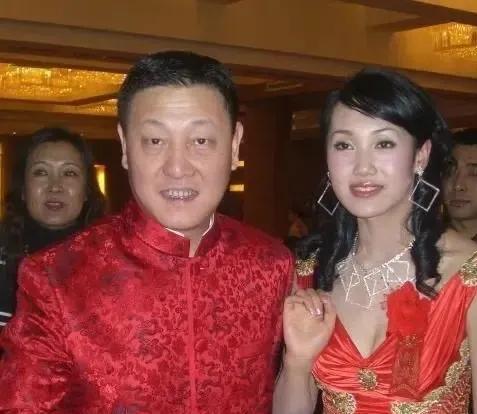 天呐，歌手韩磊也塌房了！该网友发布了自己的照片：低马尾，皮肤白皙，一身白色穿搭