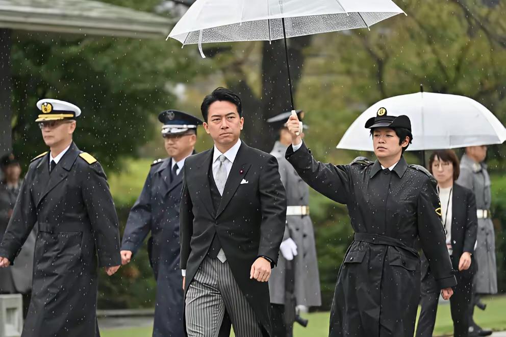 如果用一句话形容这个所谓的强硬右翼，最恰当的应该是，装腔作势花架子，枪声一响尿裤