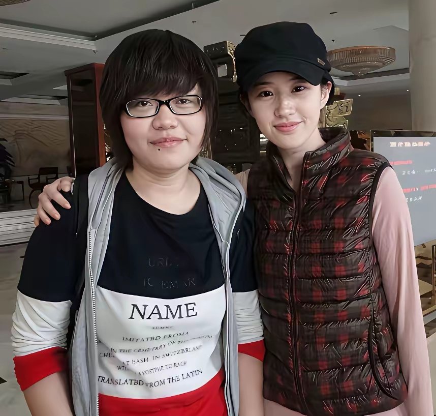 不明白，刘亦菲这么一个大美女，为什么会有这么多的丑衣服啊！要不是有这张脸撑着，这衣服放在普通人身上都