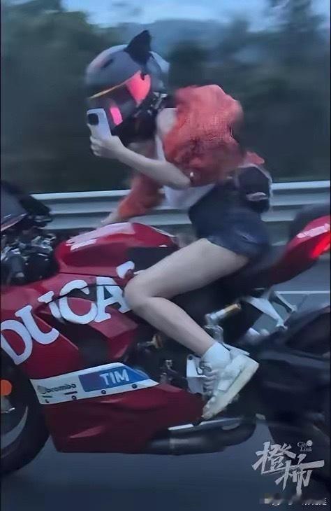 G15沈海高速飙车事件最新通报！20岁女骑手曹某驾驶杜卡迪，与30岁保时捷