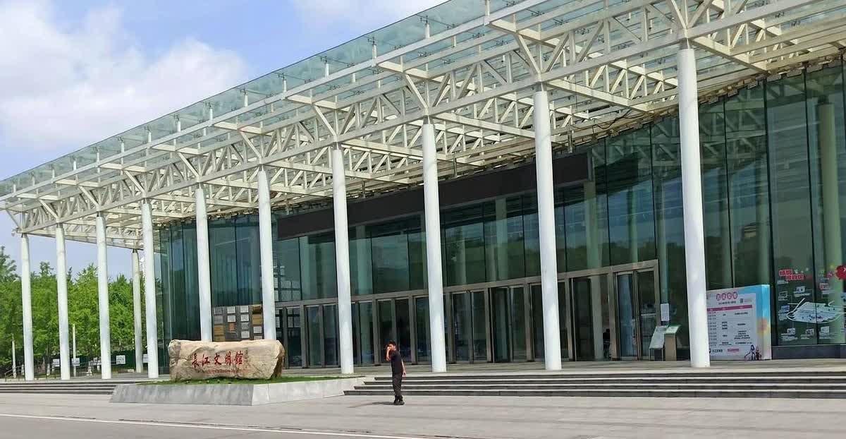 刚才听邻居说，当年建武汉圆博园一共投资了三十多个亿，涉及武汉市江汉区、硚口区、东