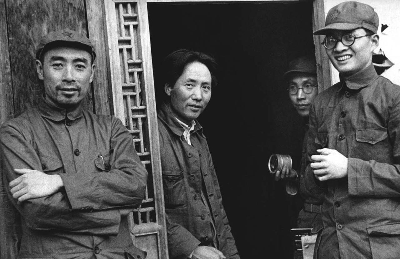 中央开始长征前的一个深夜，周恩来去了毛主席的房间，两人密谈了整整一个晚上，到底说