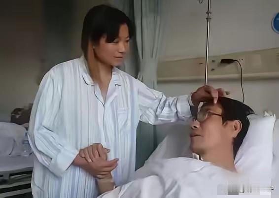 山东一尿毒症男子住院1个月，5个哥姐无人探望，这时候，前妻却冲进病房甩出复婚协议