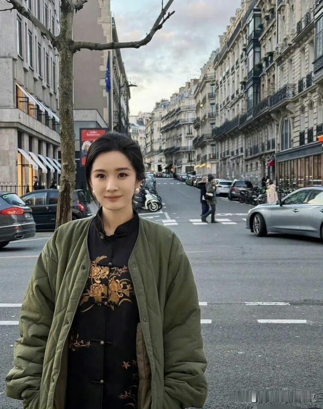 有颜值和气质的人就算是穿上大妈的衣服，也是有高级感的美，如果换李宇春来穿这件衣服