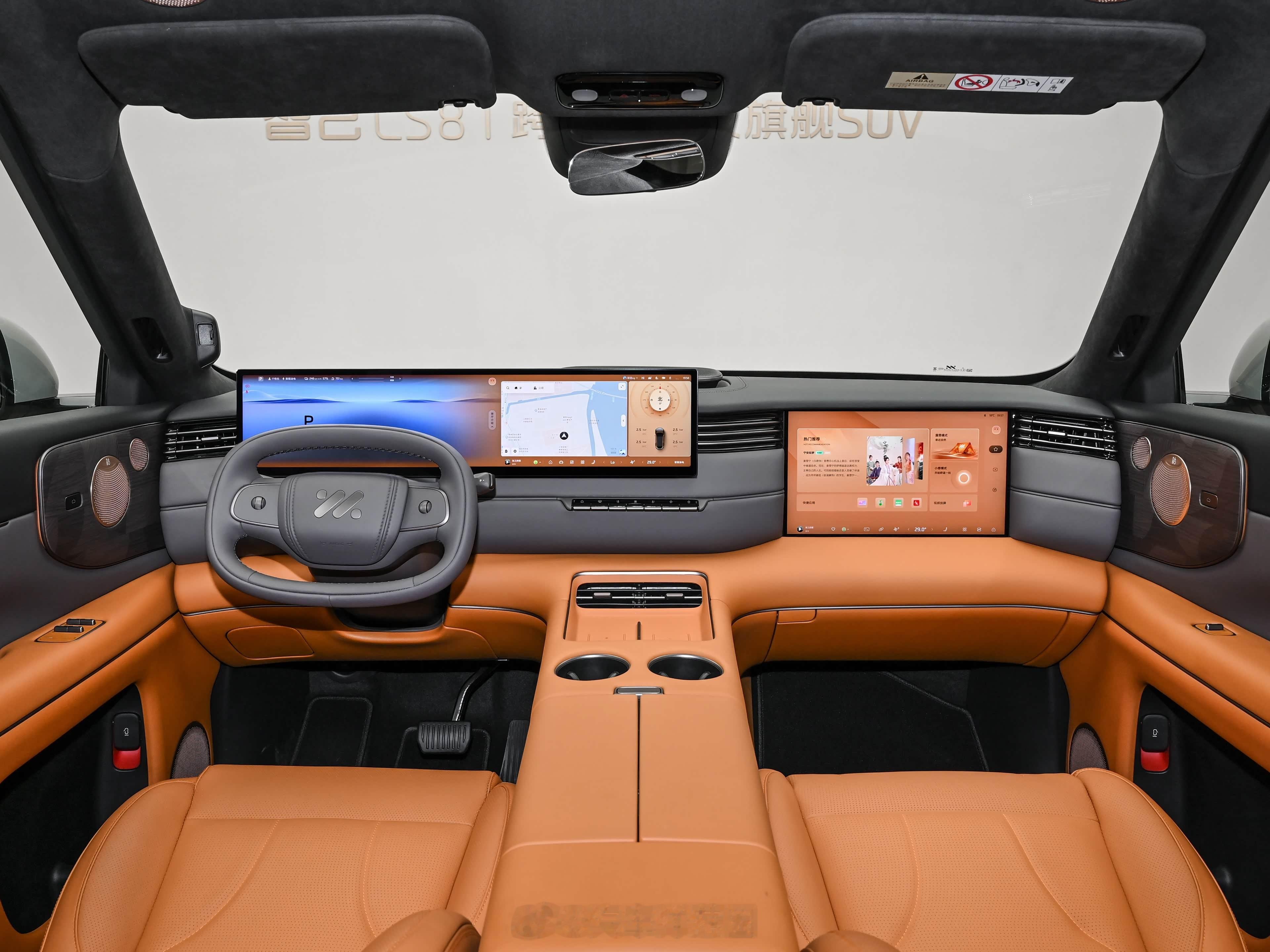 智己LS8上市24.98万起，标配空气悬架+四轮转向指导价26.18-31.18