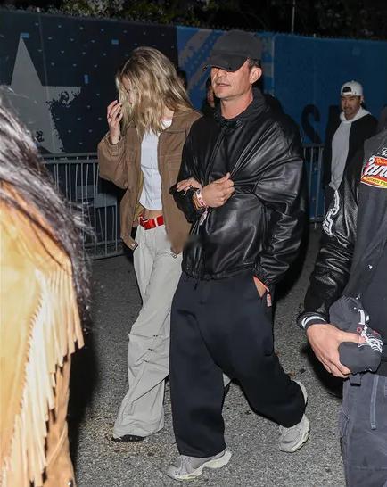 昨天超级碗散场时，媒体拍到了“开花”OrlandoBloom被一位美女挽着手，