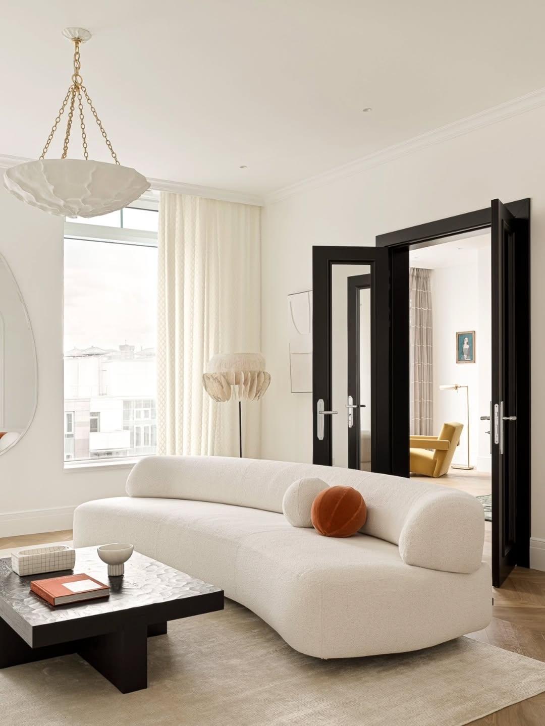 极简线条，纯白光影，复式大宅的纯粹之美低调又高级的装修是什么样子的?装修