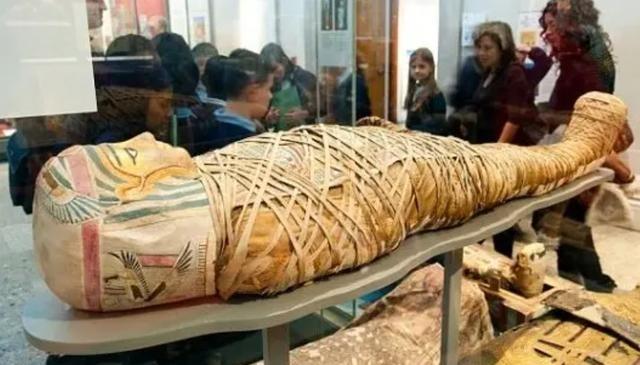 1920年的科研人员在检测一具木乃伊的时候感到深深的惊诧，还有些许惊恐。惊诧于