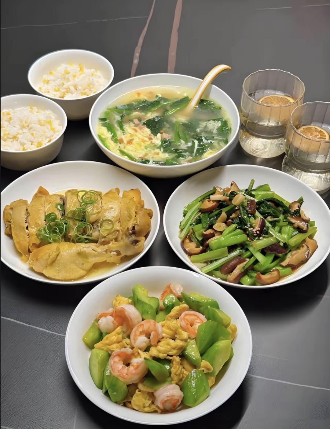 我表哥结婚那会儿，他爸妈把养老钱、借的钱全凑齐了，28.8万一分不少交过去。房子