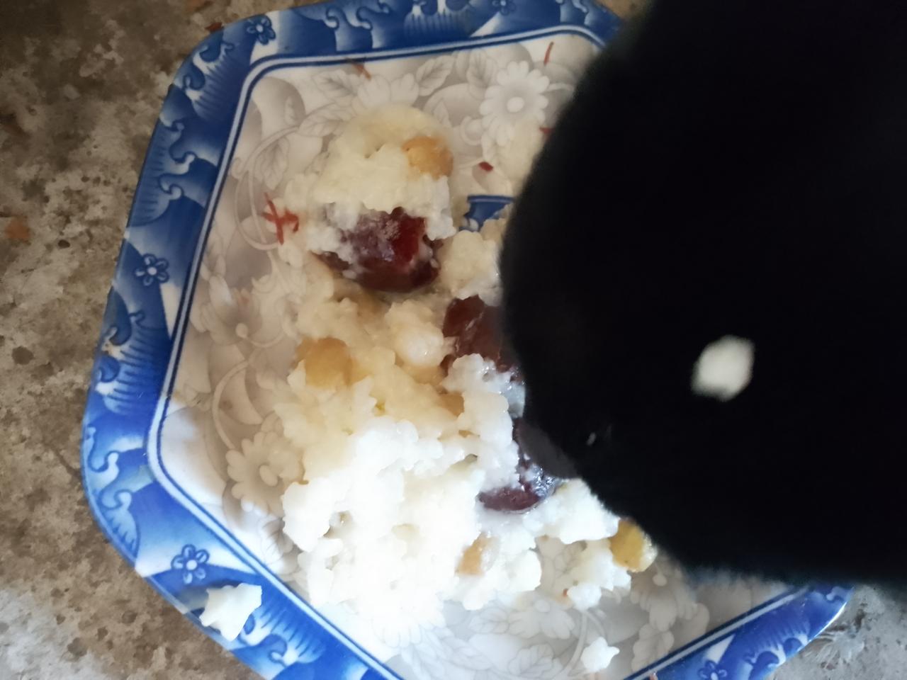 我家猫和打翻水杯后拼命擦桌子的猫咪完全不同画风。我刷到过一只小猫，打翻水杯后一秒