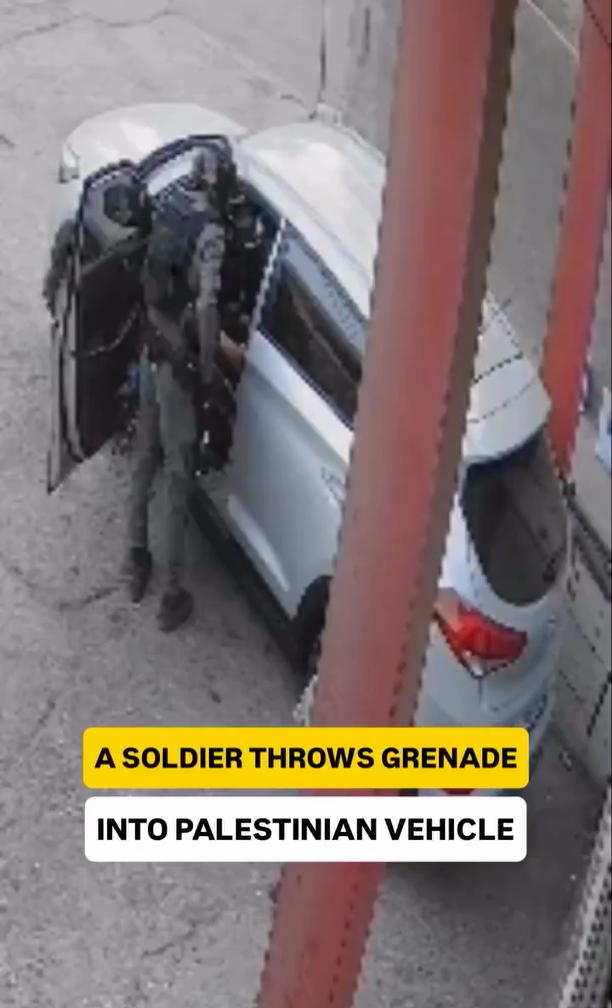 一段监控录像显示一以色列士兵接近一辆银色轿车，打开车门，向车内扔进一个眩晕弹，然