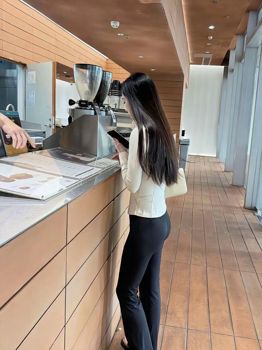 小区楼下碰到一个很漂亮的女生，好像要一个联系方式，有点不好意思，但是心里边是真的