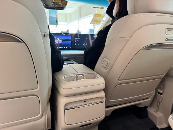 别克至境世家封闭前脸+焕新大灯，白色款家用感拉满，真皮座椅带通风加热按摩，舒适直