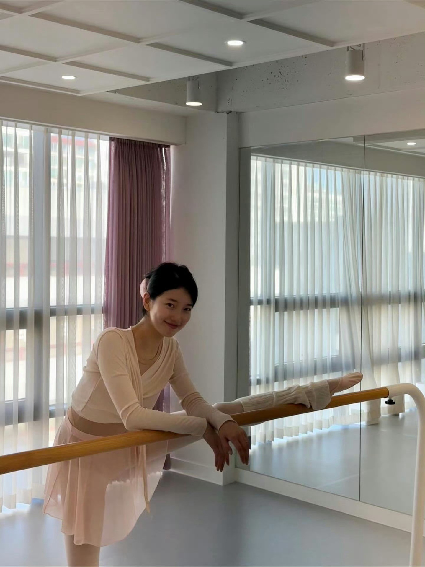 裴秀智素颜练芭蕾秀智近期分享的芭蕾练习日常梦想中的体态和颜🩰