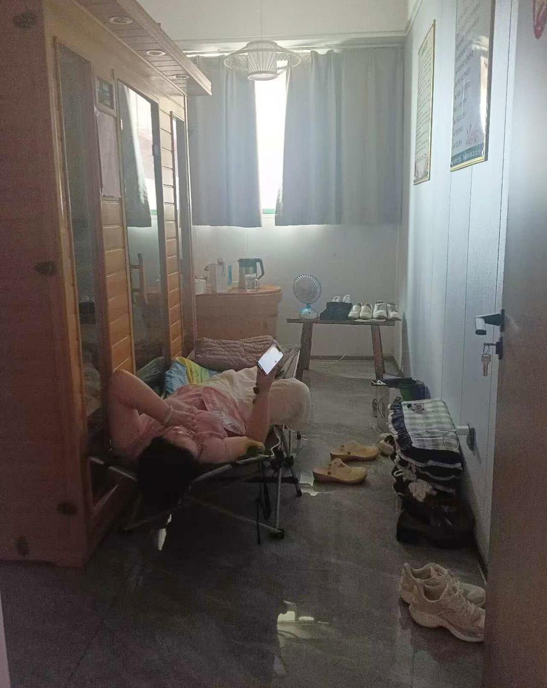 躺在床上看手机的这个阿姨是我们公司的保洁员，我们公司老总加普通员工总共才9个人，