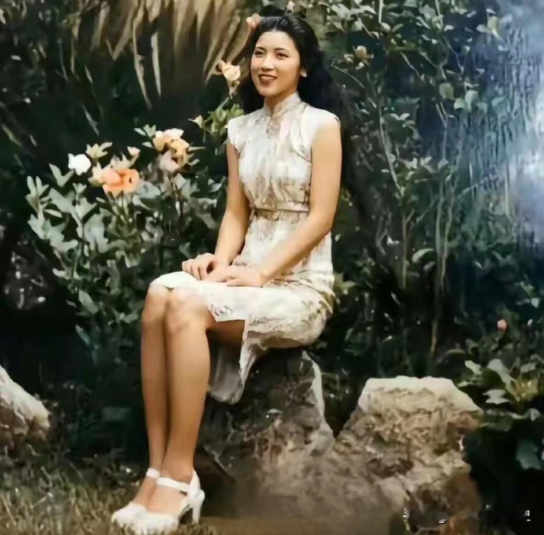 1946年，南京城中，新婚仅半年的王玉玲温婉地端坐。她身着一袭素雅旗袍，笑靥如