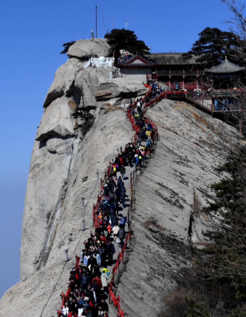 陕西，一男子参加华山一日游，在爬山脊时翻过护栏后坠亡，事后男子女儿获超百万赔偿，