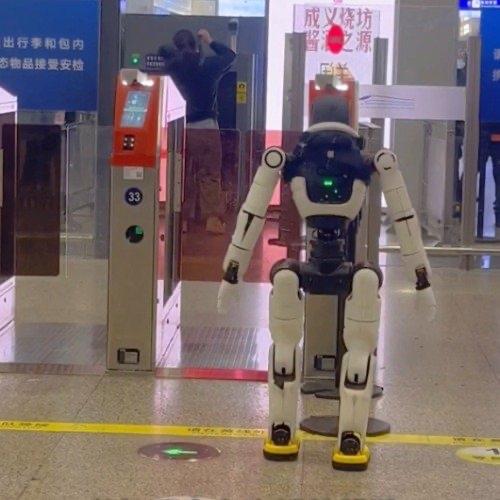 最近海南高铁站出了个新鲜事儿——一个机器人“乘客”排着队想进站，举着“脸”在闸机