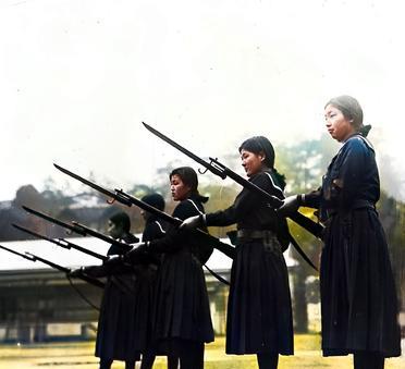 这是1937年日本东京高中的女生在学习步枪和刺刀的基本战斗技能。她们身穿统一的学