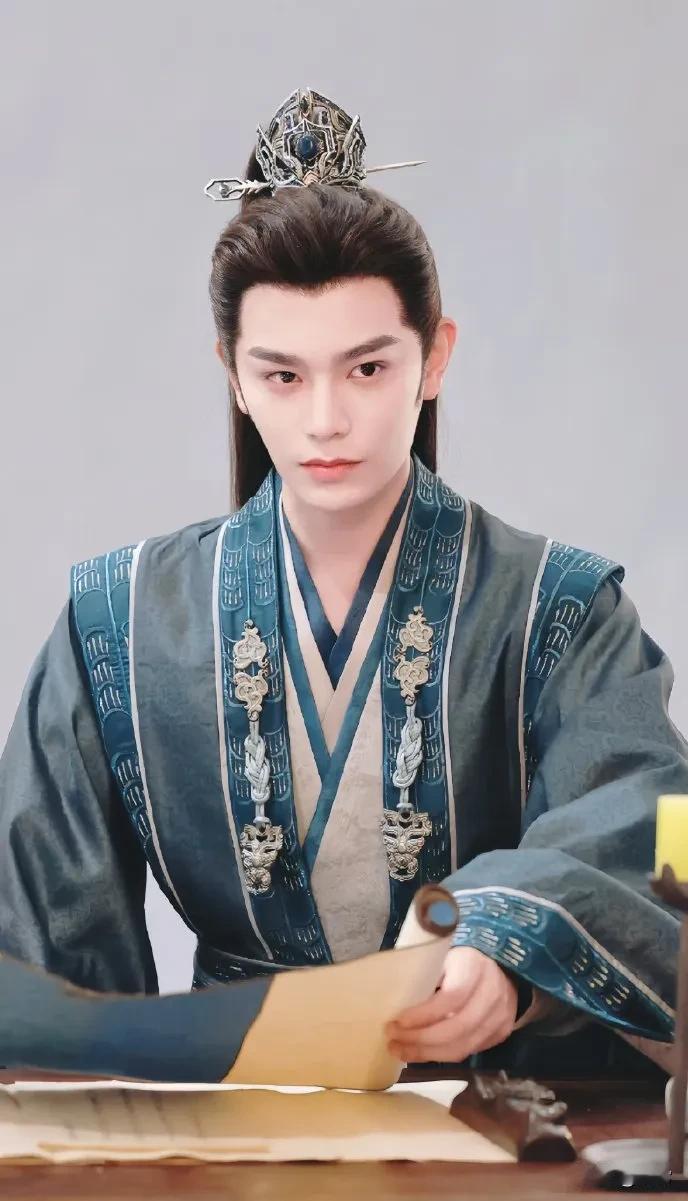 丁禹兮下棋时，那秃秃的手指甲格外显眼。这背后隐藏着一个不为人知的小秘密。