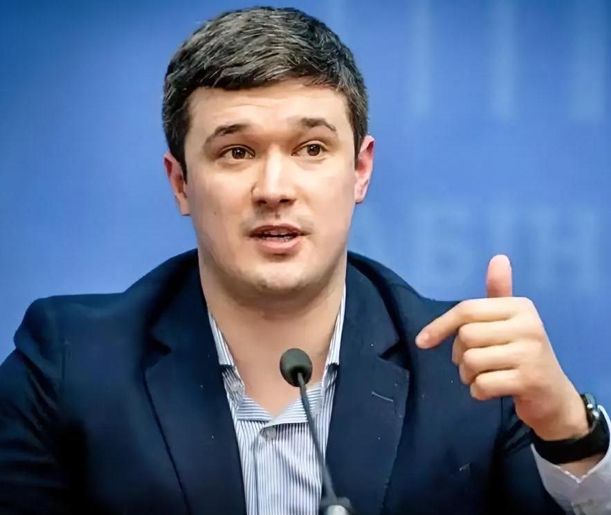 乌克兰这位年仅35岁的稚嫩国防部长费多罗夫估计从小就喜欢吃生大蒜，否则怎么会有那