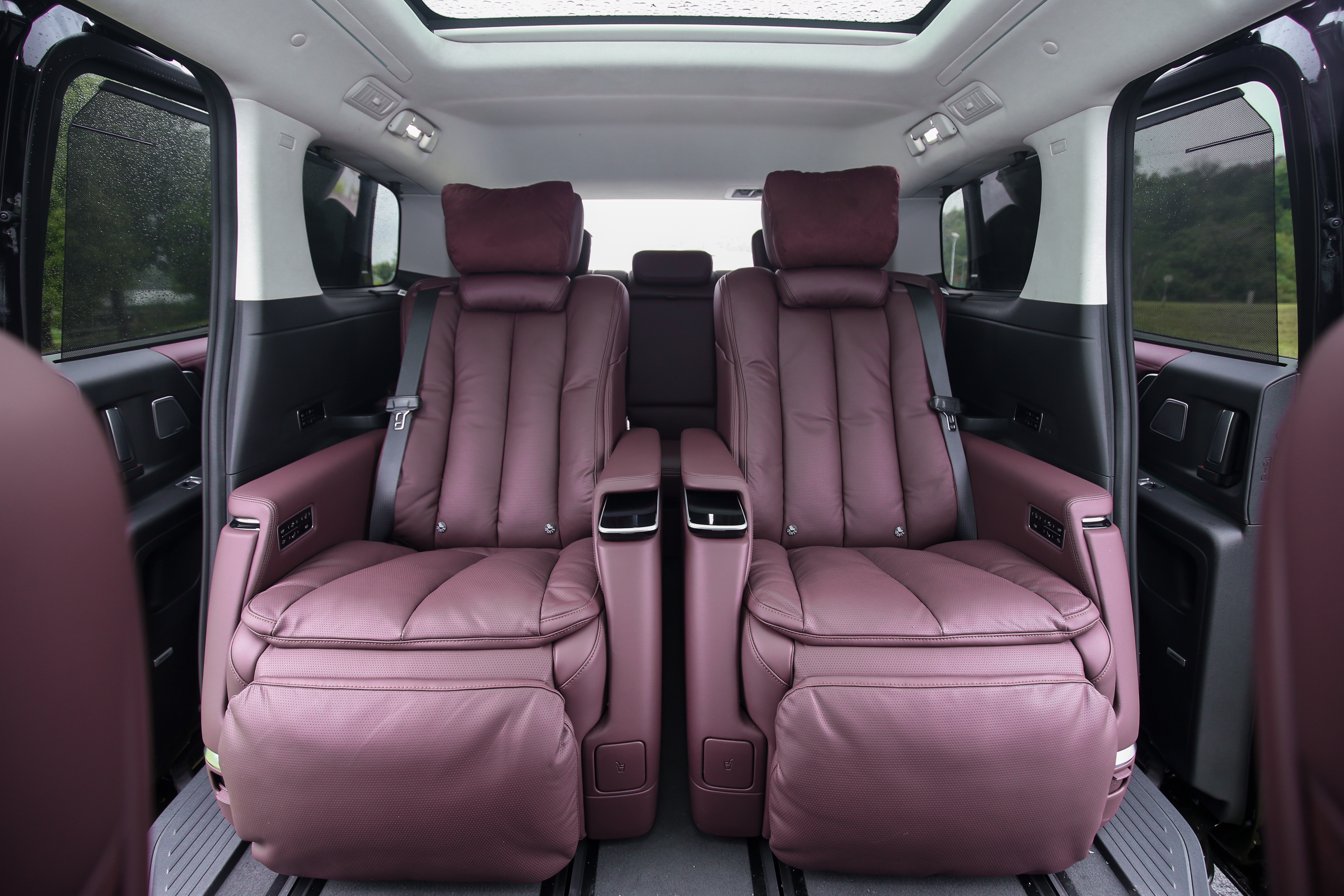 4月28日，别克旗舰MPV新款世纪CENTURY正式上市。新车推出2款配置（四座