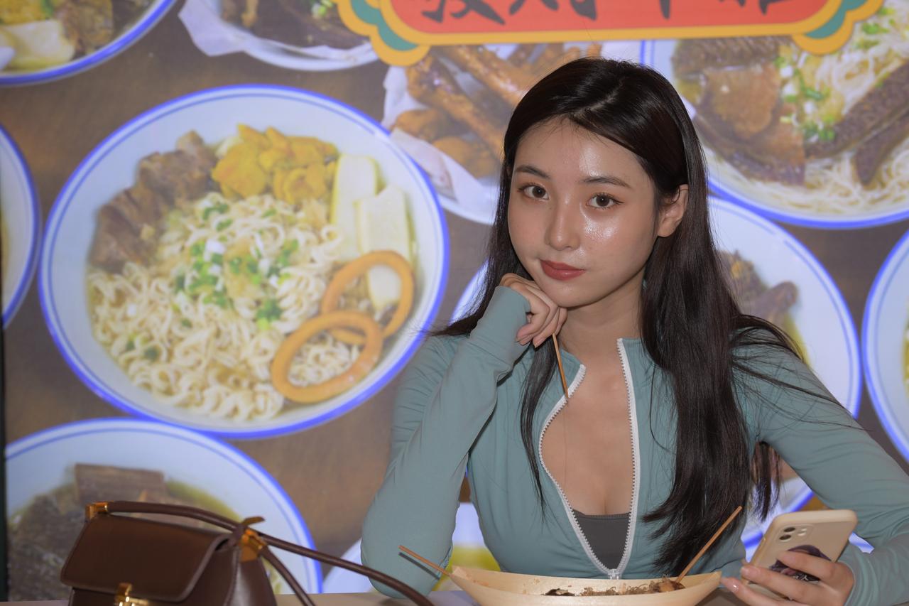 沉迷蓝色防晒衣美女方便面背景真不赖-5569