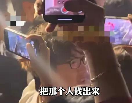 天！这下丢人丢大了！[捂脸哭]8月9日，浙江杭州一景区内正在演出，一女生大声叫停
