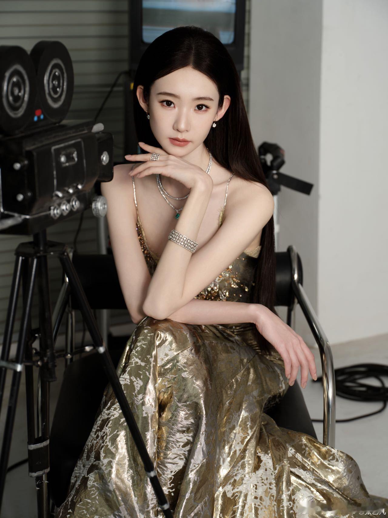 张艺凡红毯最严厉的母亲亮相北京国际电影节红毯，一套金箔鱼尾长裙直接贵气感拉满！裙