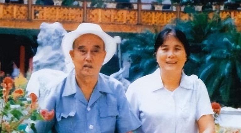 1947年，一解放军师长，大腿根受了重伤住进医院，这天，一位19岁的女护士走进病