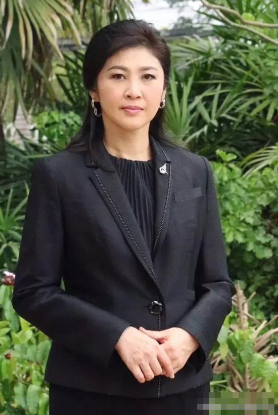 即使是老成了大妈的模样，也胜过了娱乐圈中的同龄人了，比陈红好看十倍。她的美是岁月