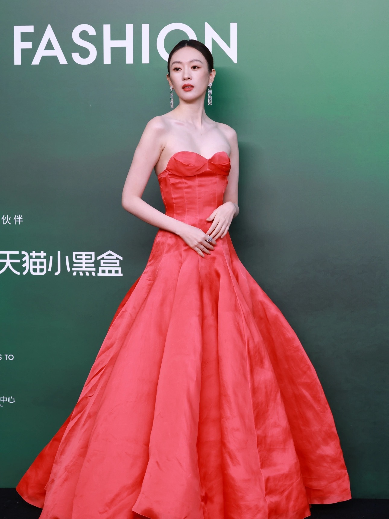 演绎过Dior红裙的女明星们。​​​