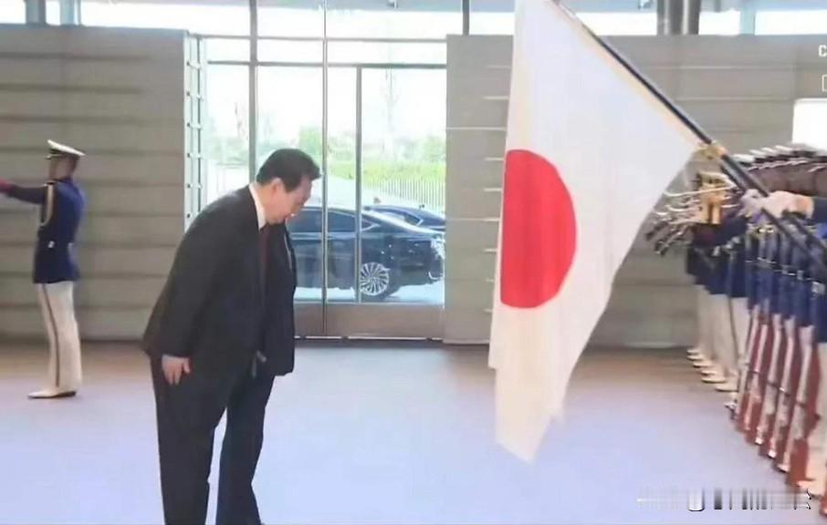日本当时就坑过尹锡悦，特朗普可不上当！特朗普在与高市早苗会晤前的致敬仪式上，尽