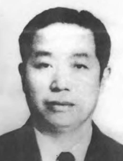 1937年，刺蒋失败后，百变杀手华克之投奔延安，伟人看到后却当场断言：你绝不能留