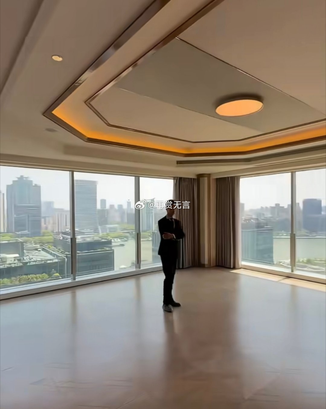 明星的房子居然长这样？那么大的房子，空空荡荡的，不找个男人一块真的会寂寞。
