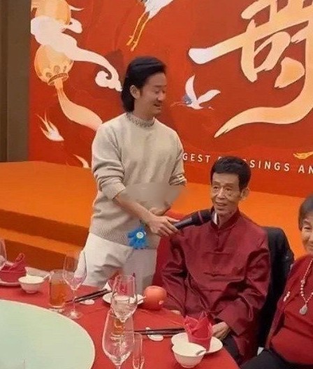 吴京家宴曝光！父亲80大寿不摆茅台摆大窑，这波情怀营销太顶了。