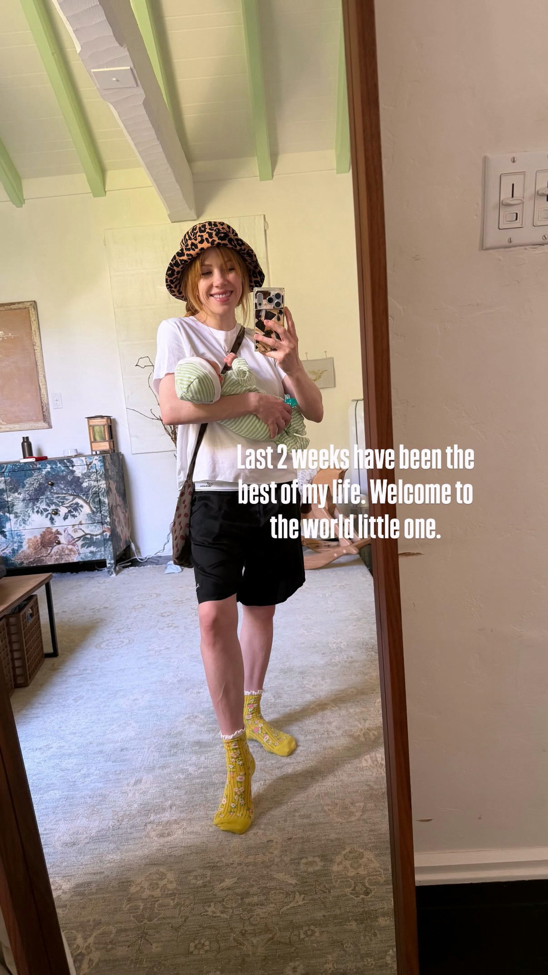 蹲妹当妈啦！40岁的CarlyRaeJepsen刚刚曝光怀抱新生婴儿新照！表