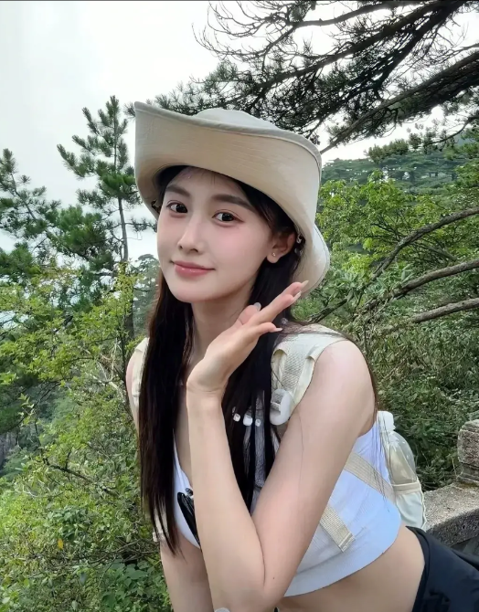 山间少女，轻抚发梢，笑靥如花。
