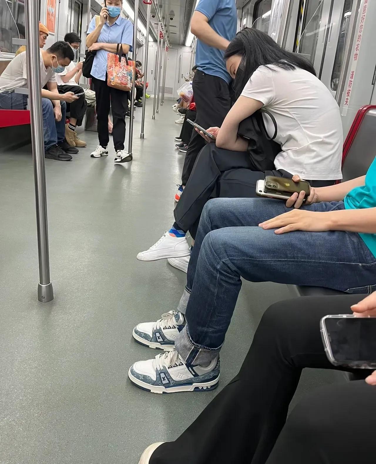 经常坐地铁，发现一个特别真实的现象，越看越感慨。现在的地铁上，穿搭完全反过