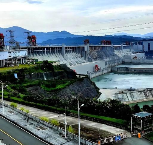一开始，三峡大坝本来计划修150米高，水库最远能淹到四川长寿县。后来，重庆市委给